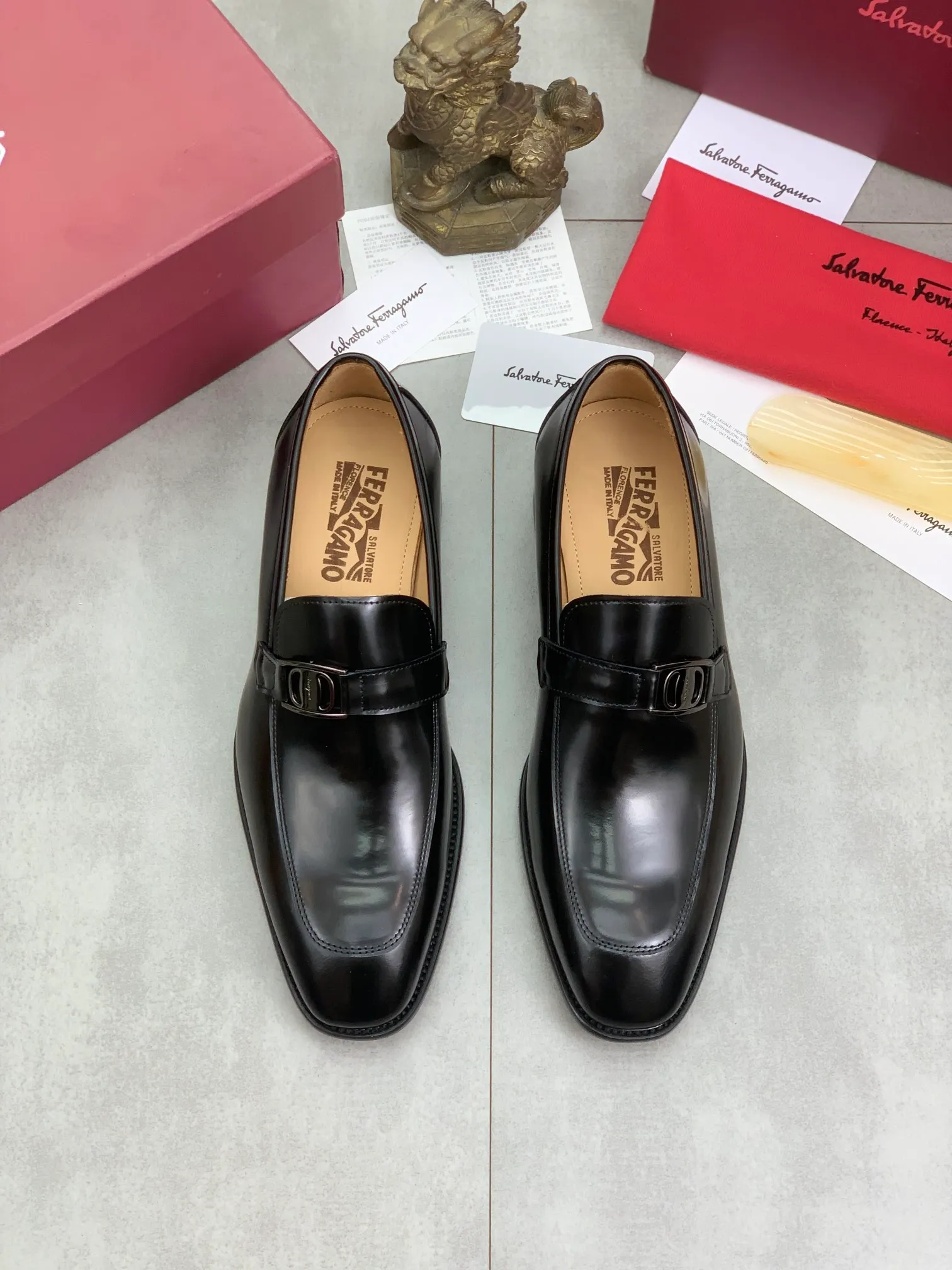 Men's Men's Shoes 💰P460💰[New Style] Water-dyed Niuli 🆘[Salvatore Ferragamo] Ferragamo's latest casual business leather shoes for men! Available at counters simultaneously! The fabric is made of specially imported original open-edge beaded calfskin, and the interior is made of imported water-dyed cowhide. It is absolutely luxurious and leads the fashion trend. Matching code: 38-45 (46 and 47 can be customized); black and brown colors are optional